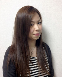 お顔が斜めに写っている写真