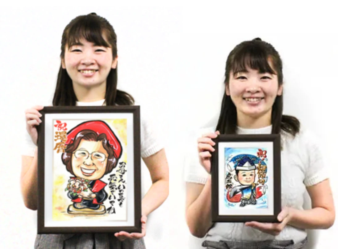 額縁に入った完成似顔絵を持つスタッフ